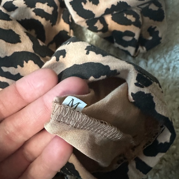 Cute sophisticated, leopard cheetah print turtleneck, long sleeve evenin… - Picture 5 of 5